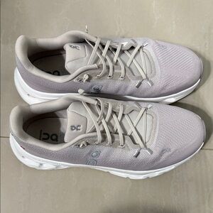 On clouds Women's Gray Sneakers